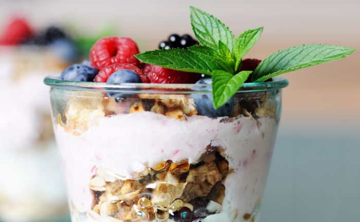 Greek Yogurt Parfait with Berries - healthy breakfast 
